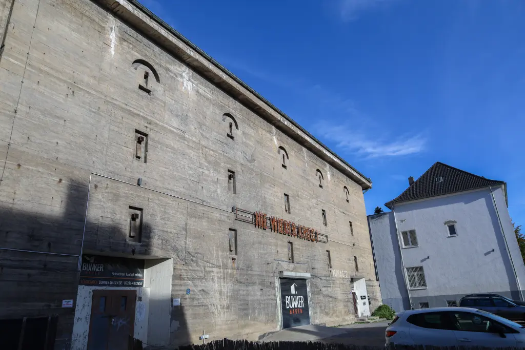 Foto: Außenaufnahme eine Bunkers.