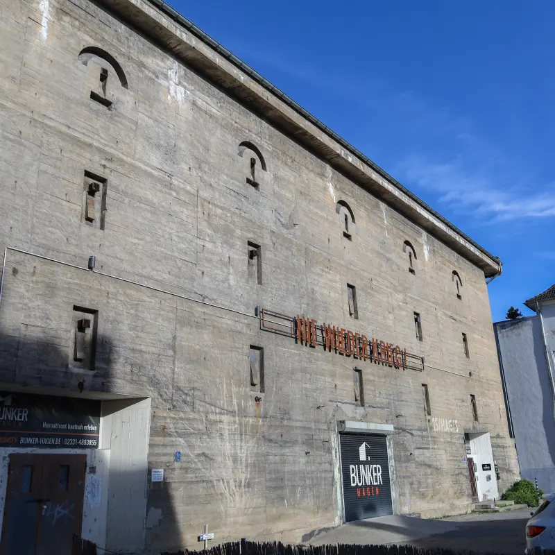 Foto: Außenaufnahme eine Bunkers.