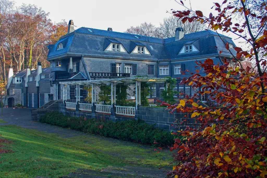 Foto: Eine große dunkle Villa im Jugendstil.