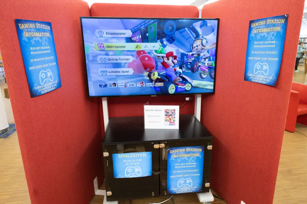 Foto: Gaming-Station in der Stadtbücherei auf der Springe. Das Menü von Mario Kart ist auf dem Bildschirm zu sehen.