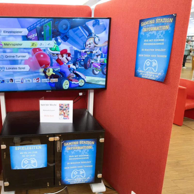 Foto: Gaming-Station in der Stadtbücherei auf der Springe. Das Menü von Mario Kart ist auf dem Bildschirm zu sehen.