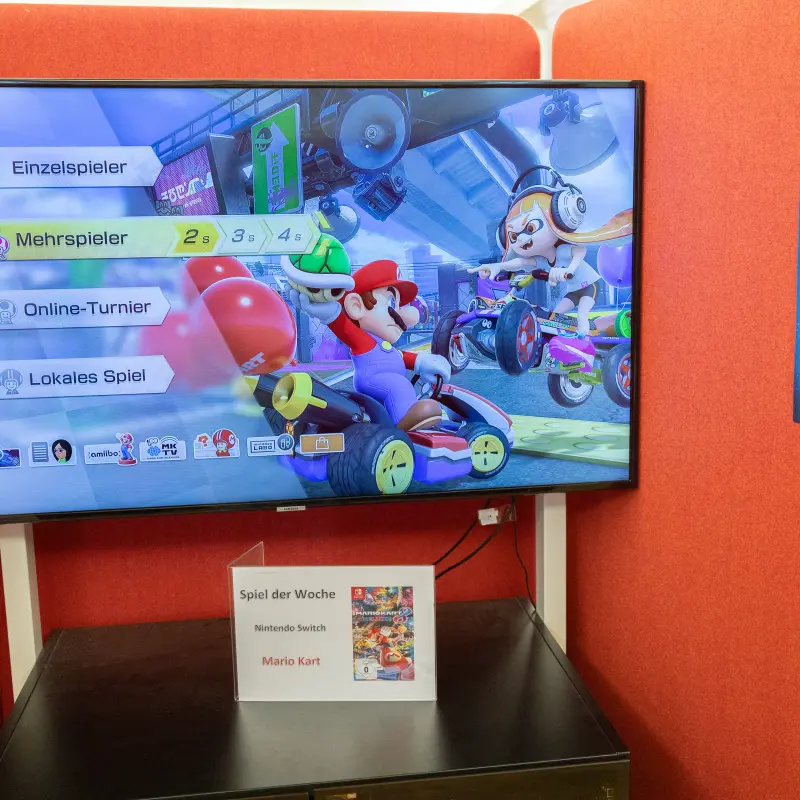 Foto: Aufnahme der Gamingstation der Stadtb&uuml;cherei Hagen mit Mario Kart auf dem Bildschirm.