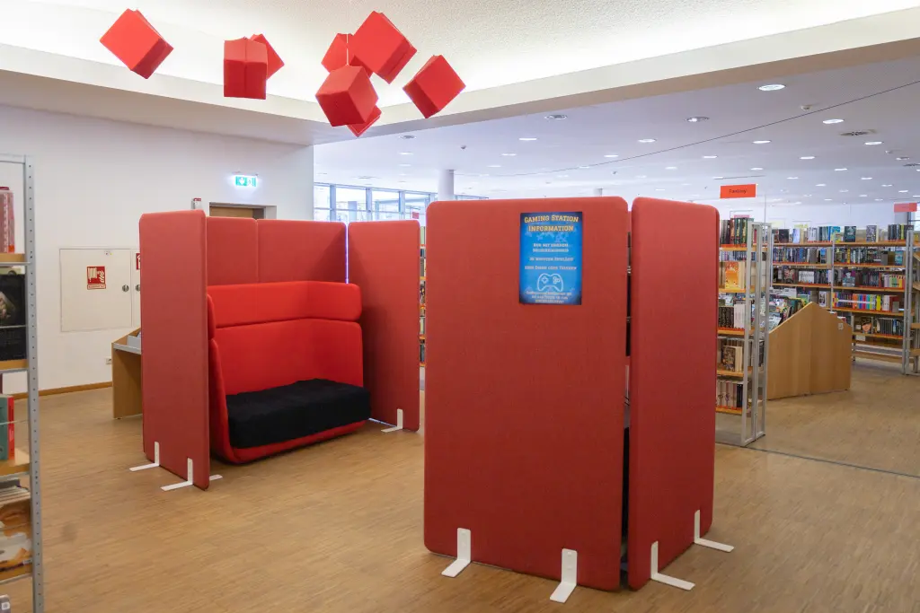 Foto: Aufnahme der Gamingstation in der Stadtbücherei auf der Springe.