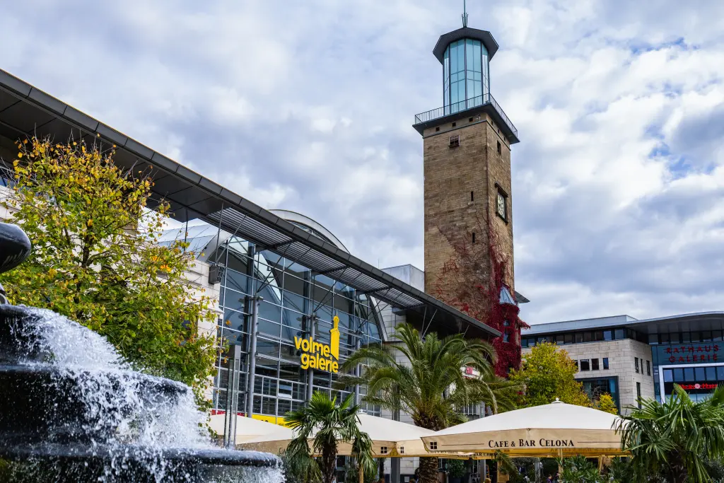 Der historische Rathausturm und die Volme Galerie.