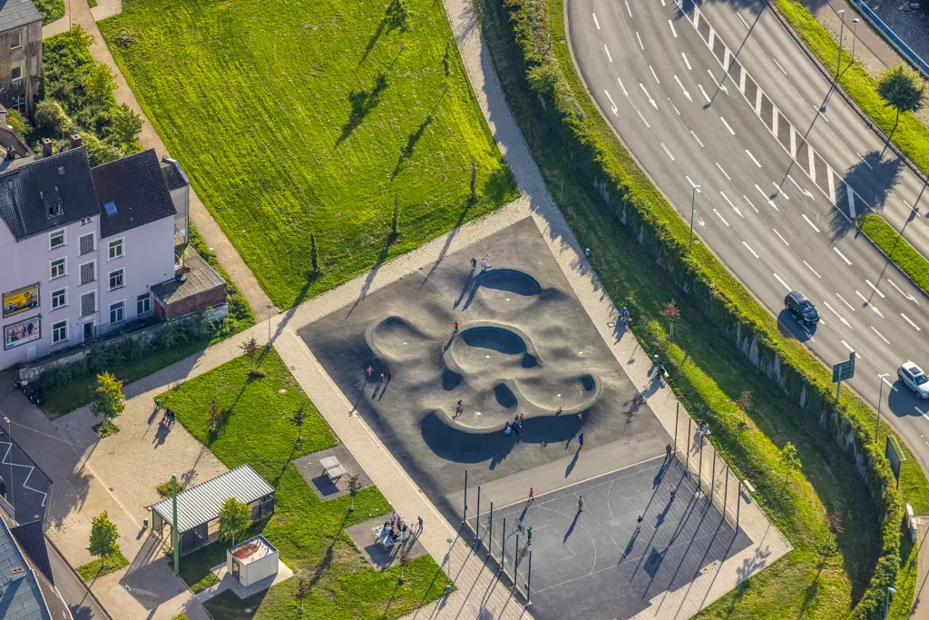 Foto: Ein Skatepark mit Skaterinnen und Skatern aus der Vogelperspektive.
