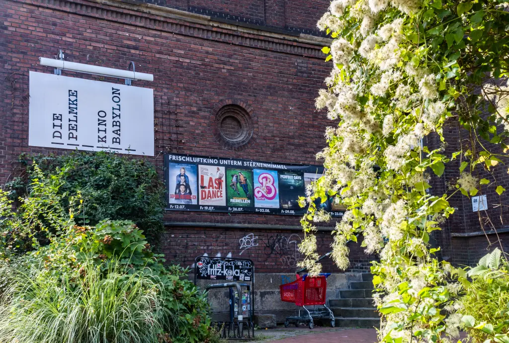 Foto: Zu sehen ist die Backsteinfassade des Kulturzentrums Pelmke mit Kinoplakaten.