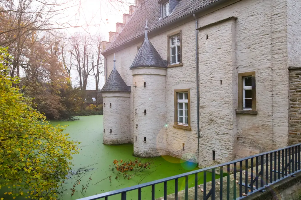 Foto: Das Wasserschloss Werdringen umgeben von Wasser.