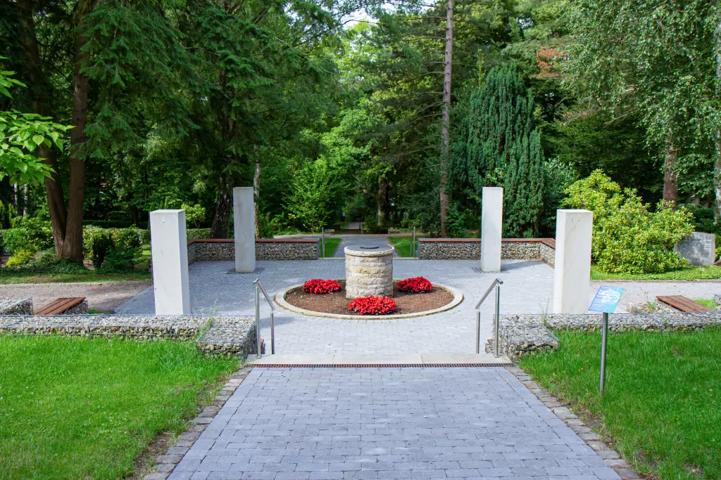 Foto: Ansicht des Ewigkeitsbrunnens (drumherum Wiese und Bäume)