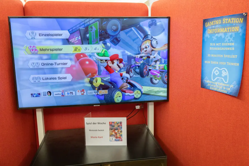 Foto: Aufnahme der Gamingstation der Stadtbücherei Hagen mit Mario Kart auf dem Bildschirm.