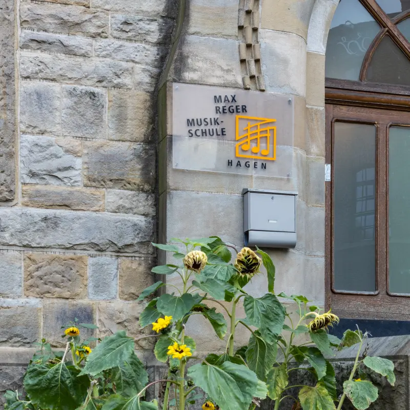 Foto: Eingang der Max-Reger-Musikschule.