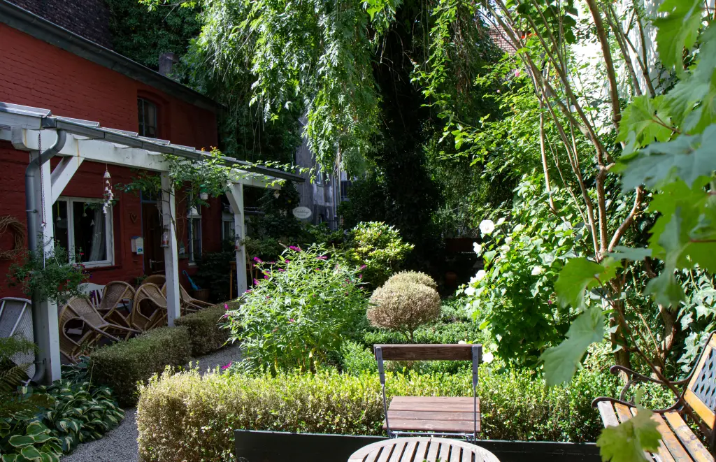 Foto: Außenaufnahme aus dem Innenhof des Erzählcafés.