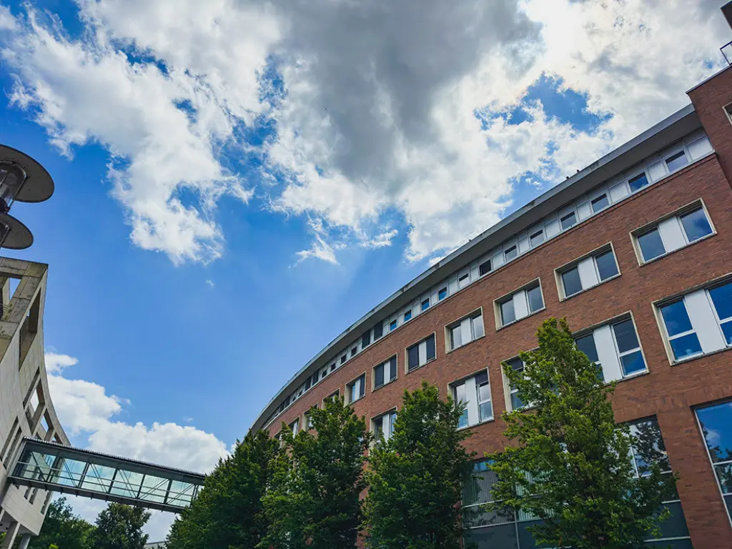 Foto: Das Rathaus an der Volme mit seinen zwei Gebäuden und einem gläsernen Übergang.