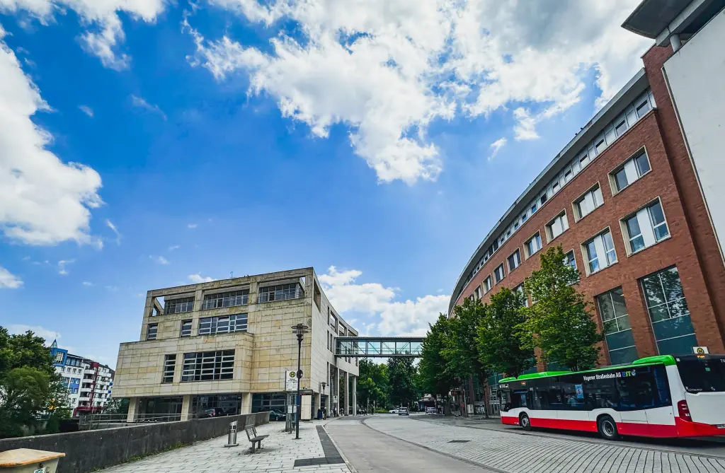 Foto: Außenaufnahme des Rathaus an der Volme, aufgenommen von der Bushaltestelle neben dem Gebäude.