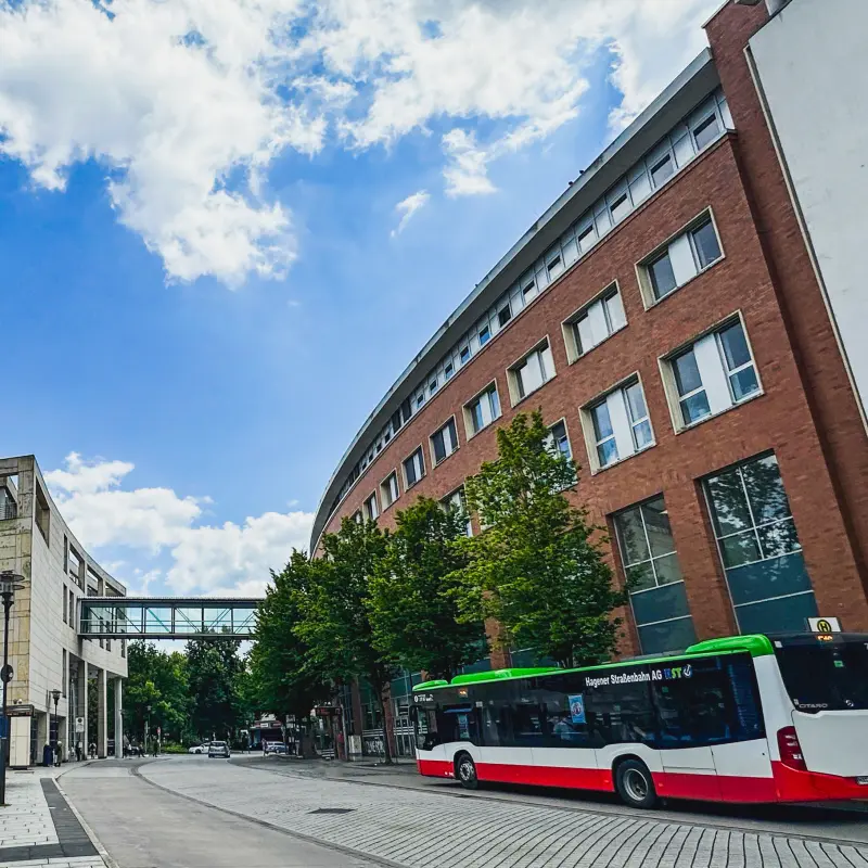 Foto: Außenaufnahme des Rathaus an der Volme, aufgenommen von der Bushaltestelle neben dem Gebäude.