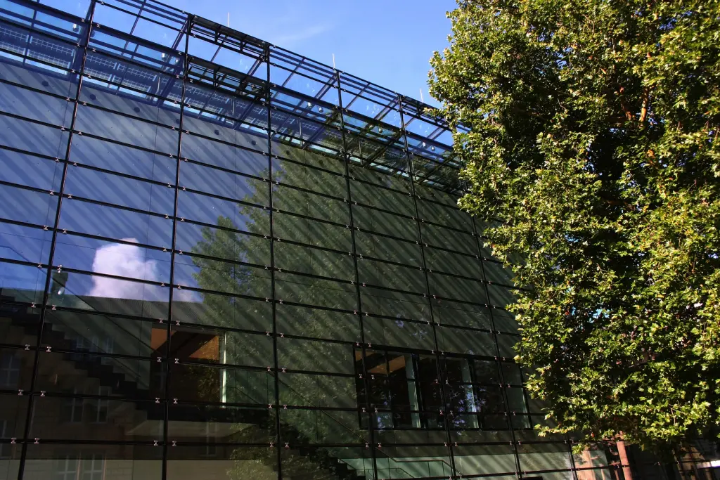 Foto: Außenaufnahme des Emil Schumacher Museums mit Glasfassade.