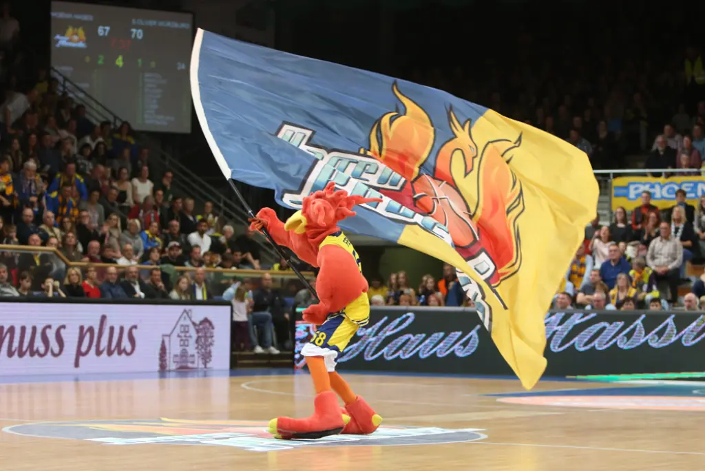 Foto: Maskottchen Felix schwenkt eine Flagge von Phoenix Hagen.