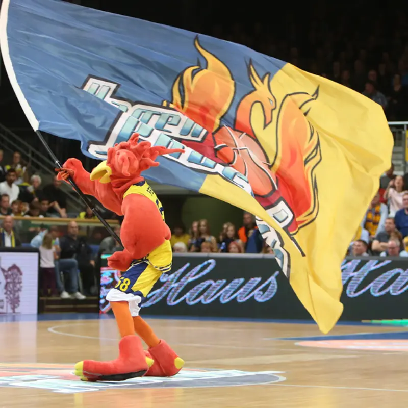 Foto: Maskottchen Felix schwenkt eine Flagge von Phoenix Hagen.