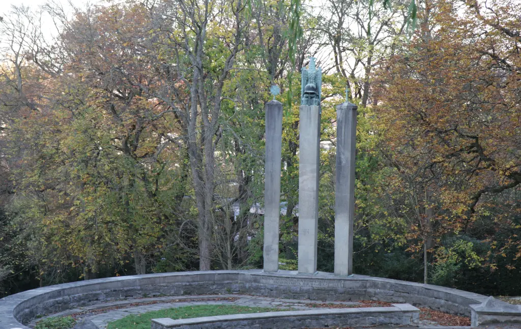 Foto: Aufnahme des Ehrenmals mit drei nebeneunanderstehenden Säulen.