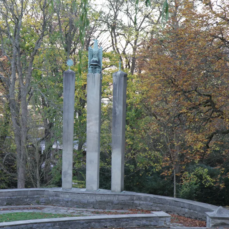 Foto: Aufnahme des Ehrenmals mit drei nebeneunanderstehenden Säulen.
