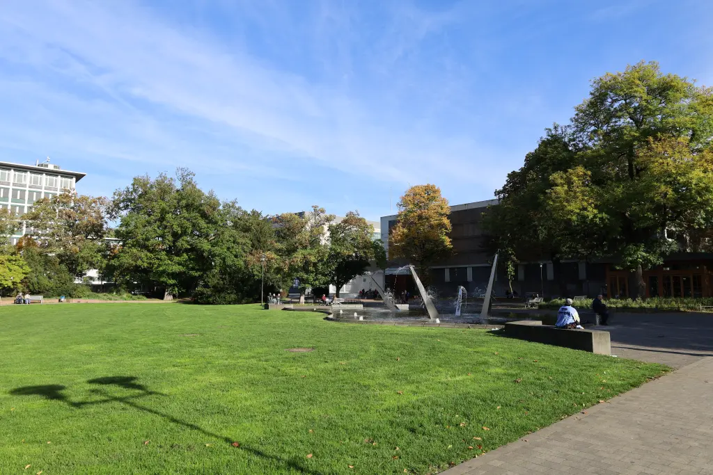 Foto: Zu sehen ist eine Gr&uuml;nfl&auml;che im Volkspark.