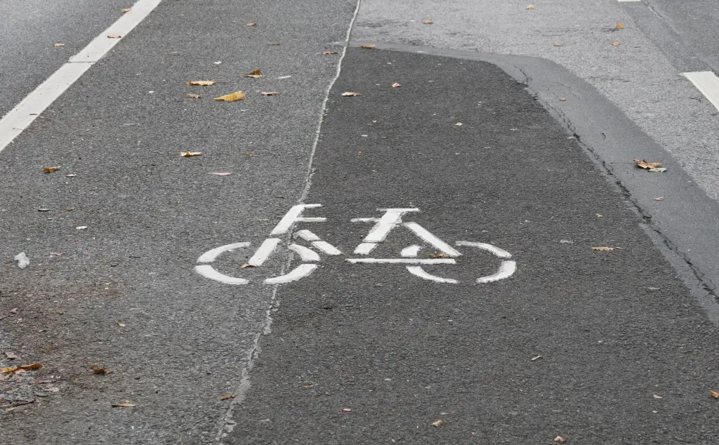 Foto: Eine Fahrradweg-Markierung auf Asphalt.