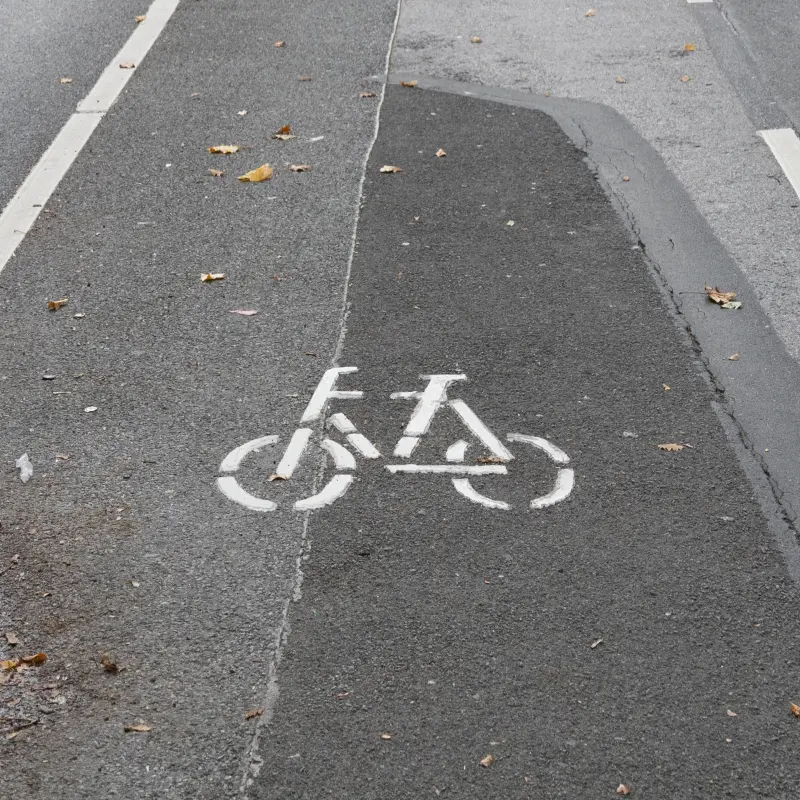 Foto: Eine Fahrradweg-Markierung auf Asphalt.