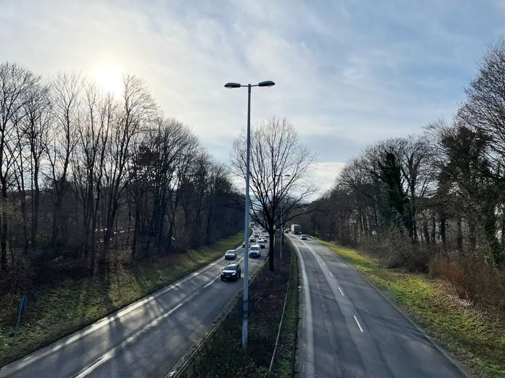 Foto: Blick von einer der Fu&szlig;g&auml;ngerbr&uuml;cken auf die Saarlandstra&szlig;e.