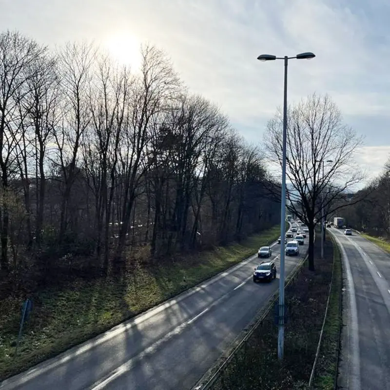 Foto: Blick von einer der Fu&szlig;g&auml;ngerbr&uuml;cken auf die Saarlandstra&szlig;e.