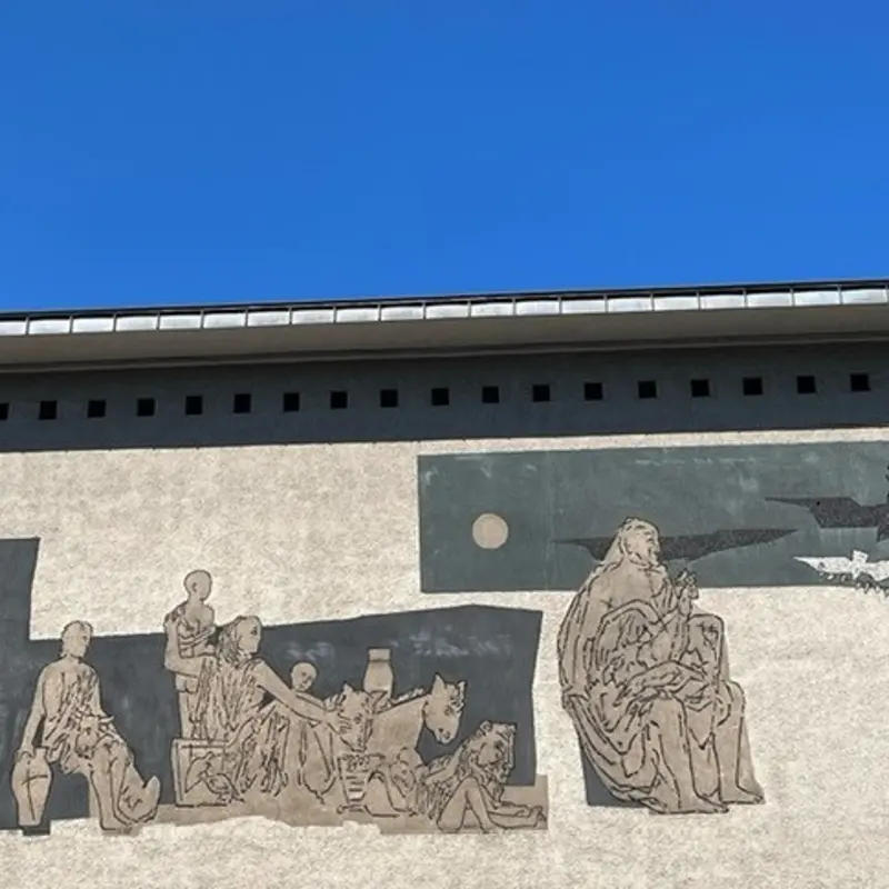 Foto: Au&szlig;enaufnahme des Wandgem&auml;ldes an der Fassade des Ricarda-Huch-Gymnasiums.