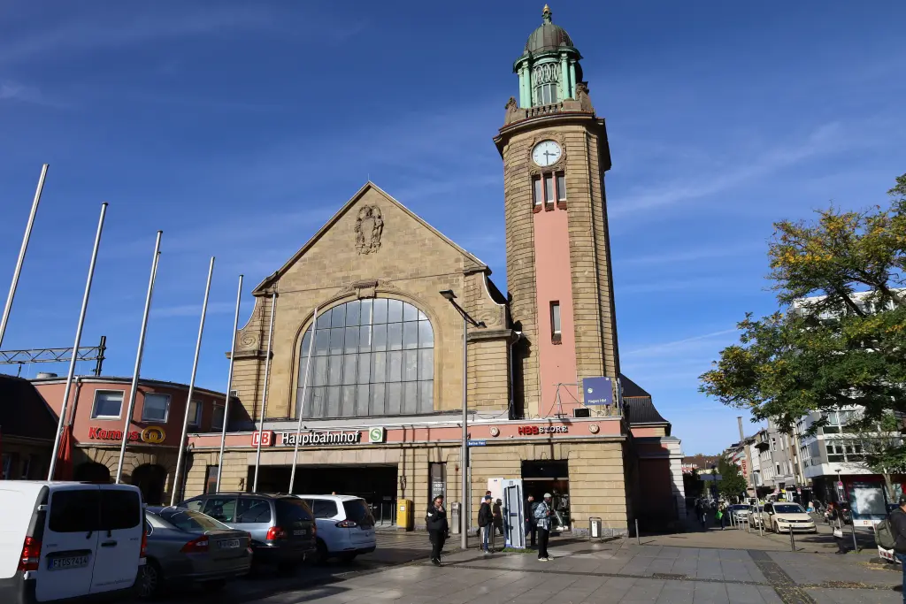 Foto: Au&szlig;enaufnahme des Hagener Hauptbahnhofs.