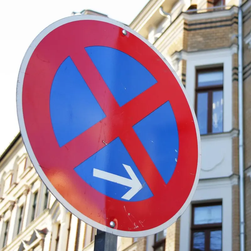 Foto: Nahaufnahme eines Halteverbotsschildes