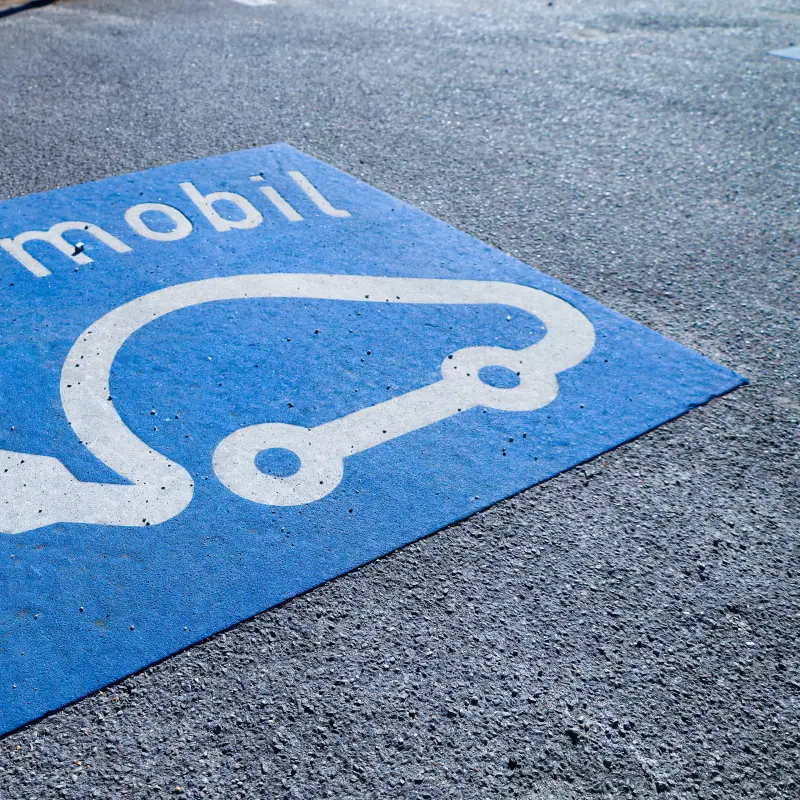 Foto: Stra&szlig;enkennzeichnung eines Parkplatzes f&uuml;r E-Autos.