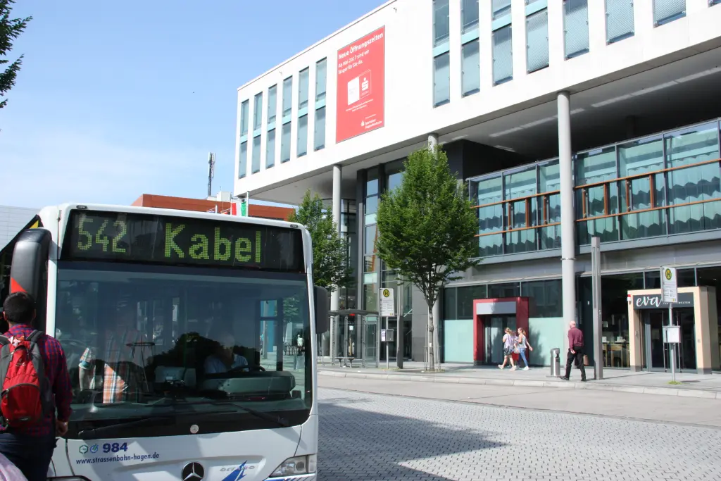 Foto: Ein Bus h&auml;lt an einer Haltestelle gegen&uuml;ber des Sparkassen-Karrees.