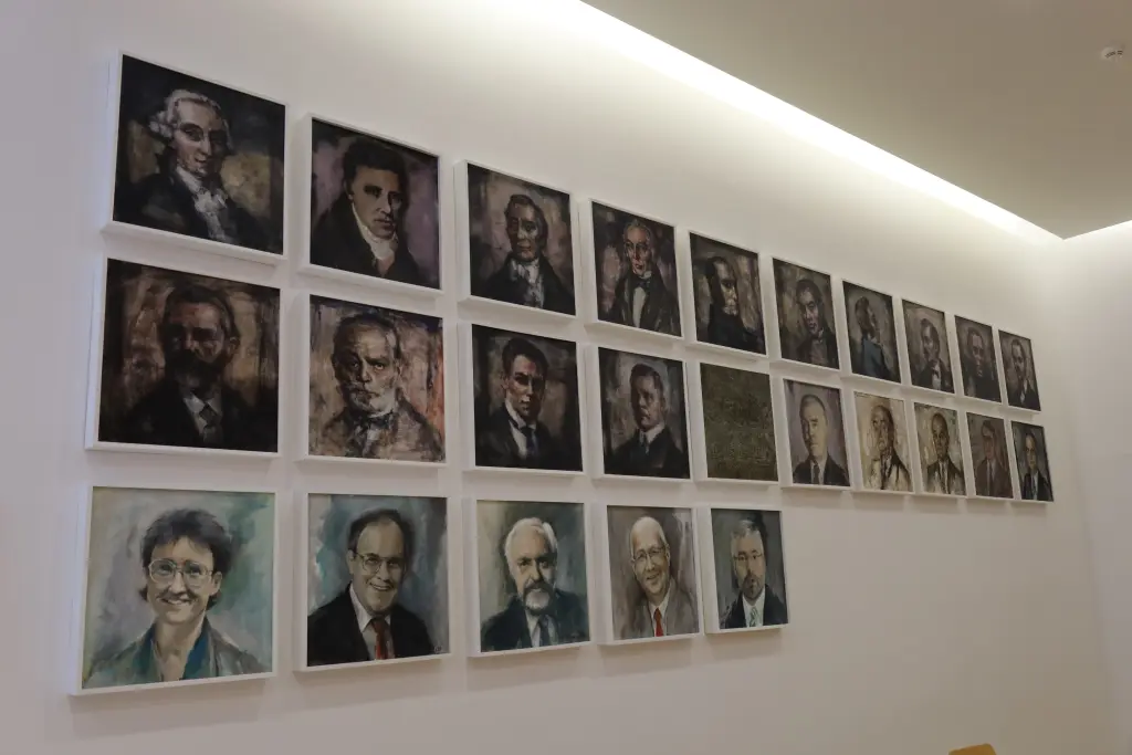 Foto: Galerie mit gemalten Portr&auml;ts der Hagener Stadtoberh&auml;upter.