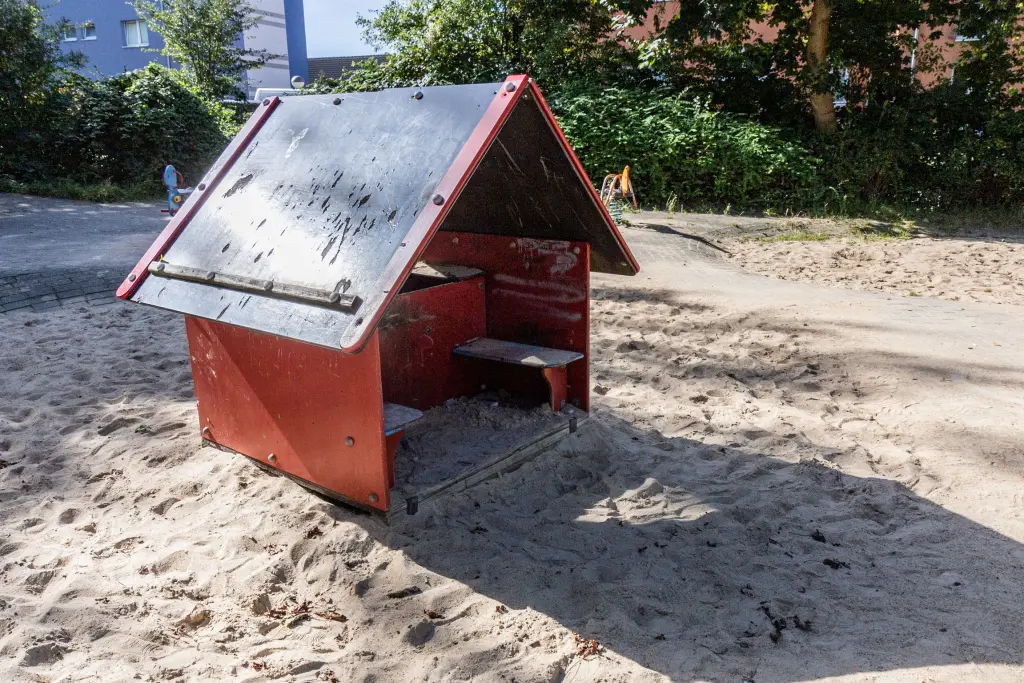 Foto: Ein Spielplatz mit Sandkasten und einem Spielh&auml;uschen.