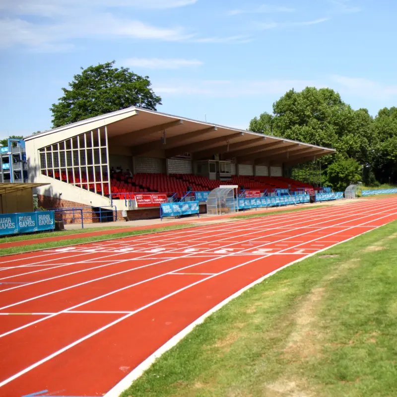 Foto: Aufnahme des Rasens im Ischelandstadion sowie der Haupttrib&uuml;ne.