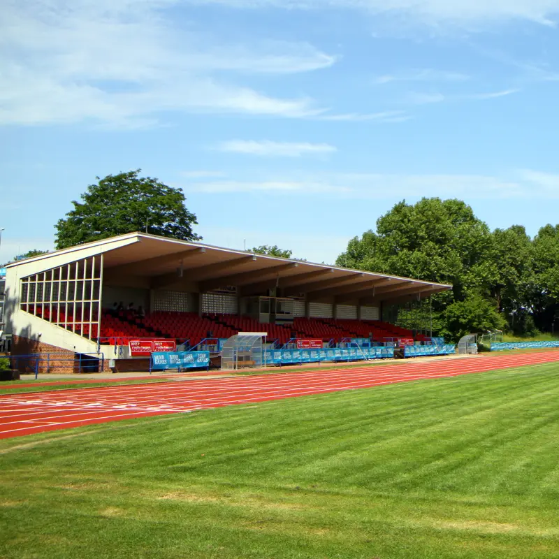 Foto: Der Rasen und die Haupttrib&uuml;ne des Ischelandstadions.