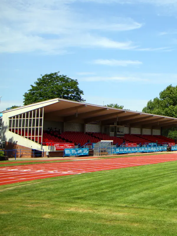 Foto: Der Rasen und die Haupttrib&uuml;ne des Ischelandstadions.