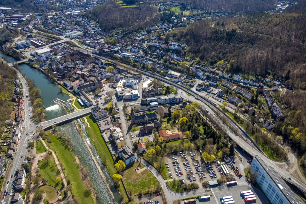 Foto: Eine Luftbildaufnahme des Hagener Stadtteils Hohenlimburgs mit der Lenne.