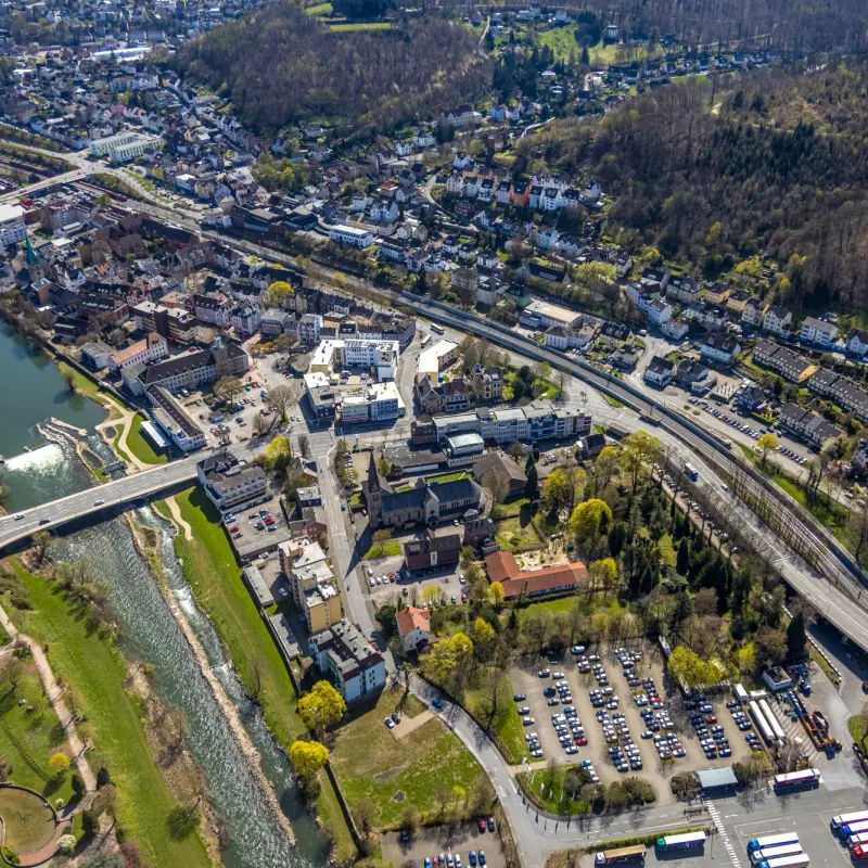 Foto: Eine Luftbildaufnahme des Hagener Stadtteils Hohenlimburgs mit der Lenne.