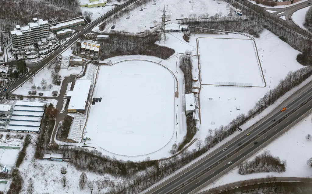Foto: Schild mit der Aufschrift "Sportplatz gesperrt".