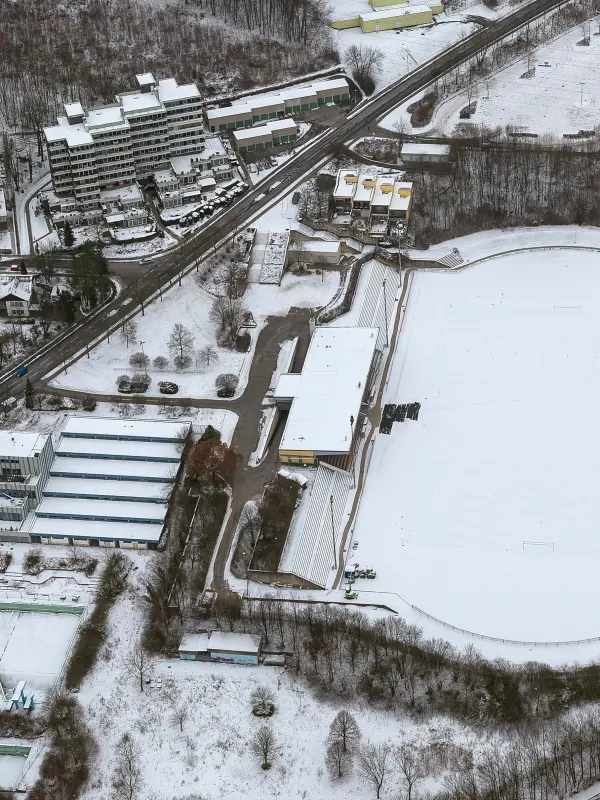 Foto: Schild mit der Aufschrift "Sportplatz gesperrt".