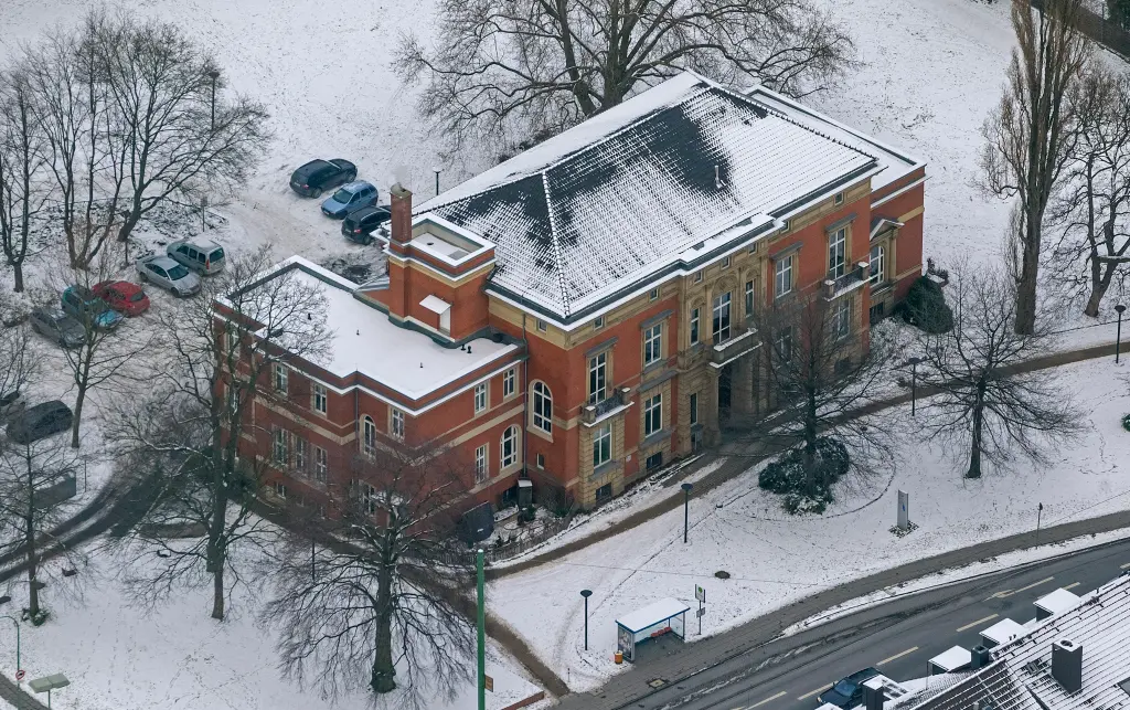 Foto: Luftaufnahme der schneebedeckten Villa Post.