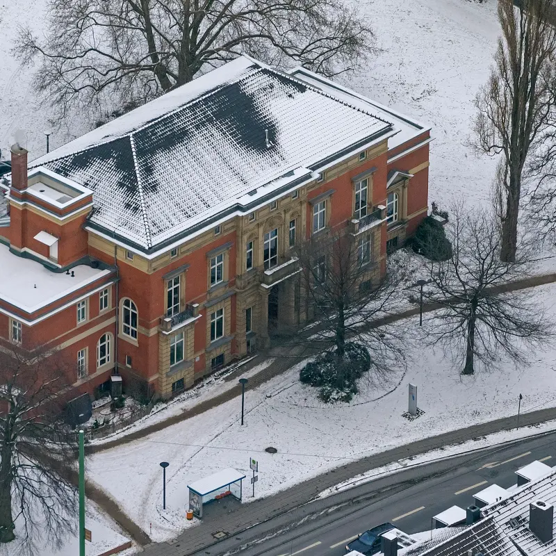 Foto: Luftaufnahme der schneebedeckten Villa Post.