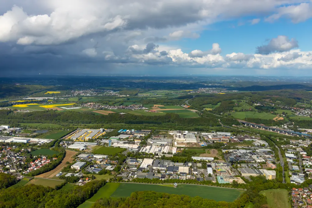 Foto: Die Stadt Hagen vor einem bewölkten Himmel aus der Vogelperspektive.