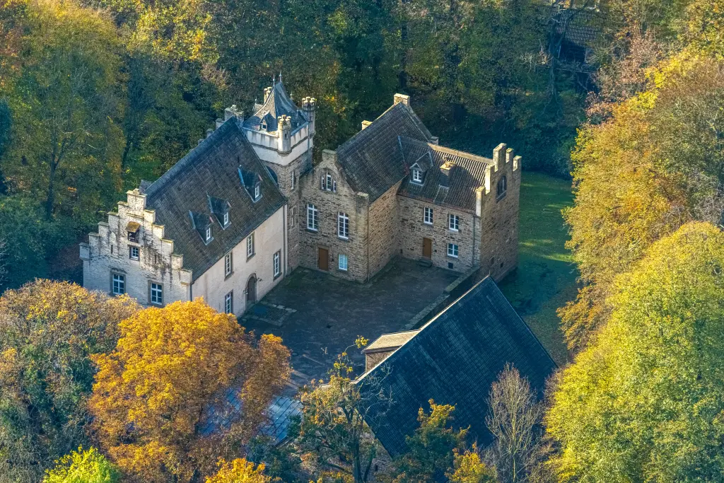 Foto: Das Wasserschloss Werdringen aus der Vogelperspektive.