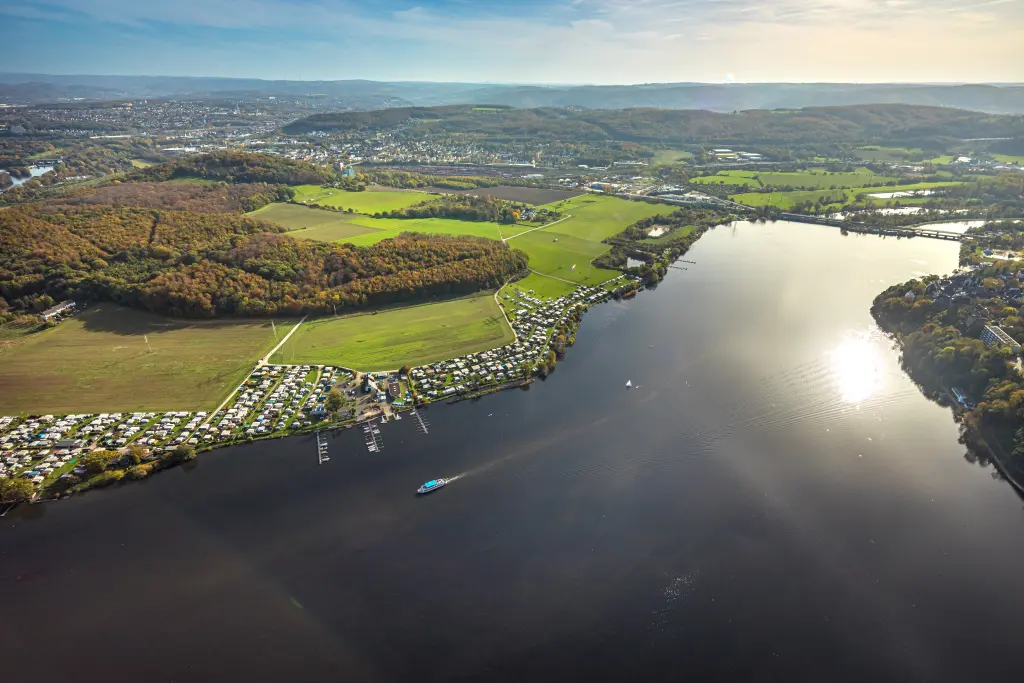 Foto: Der Hagener Harkortsee mit einem Campingplatz am Ufer aus der Vogelperspektive.