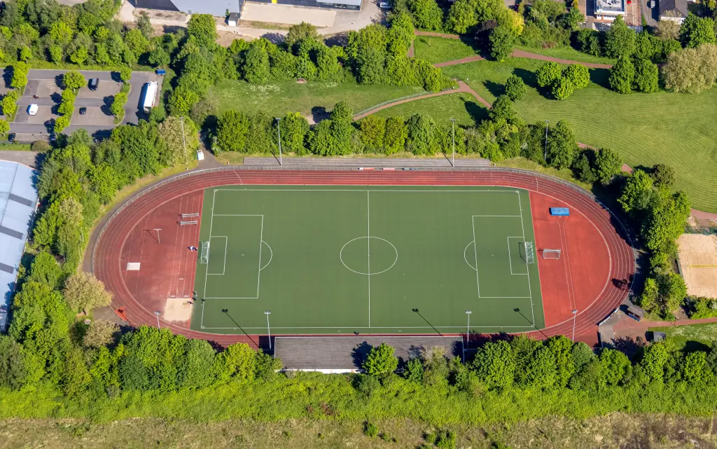 Foto: Luftbild des Kunstrasenplatzes in der Bezirkssportanlage Haspe.