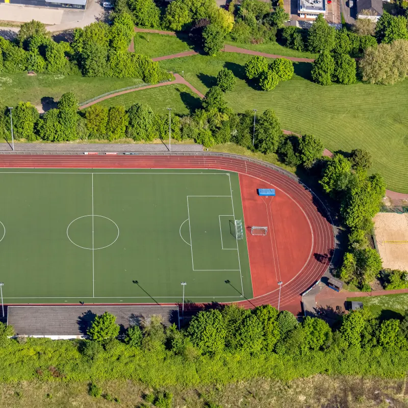Foto: Luftbild des Kunstrasenplatzes in der Bezirkssportanlage Haspe.