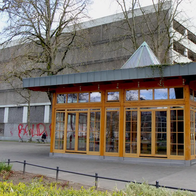 Foto: Au&szlig;enansicht des Geb&auml;udes des ehemaligen &bdquo;Eiscaf&eacute; &Ouml;se&ldquo;.